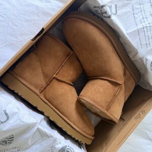 NWT UGG Classic Mini II Boots in Chestnut